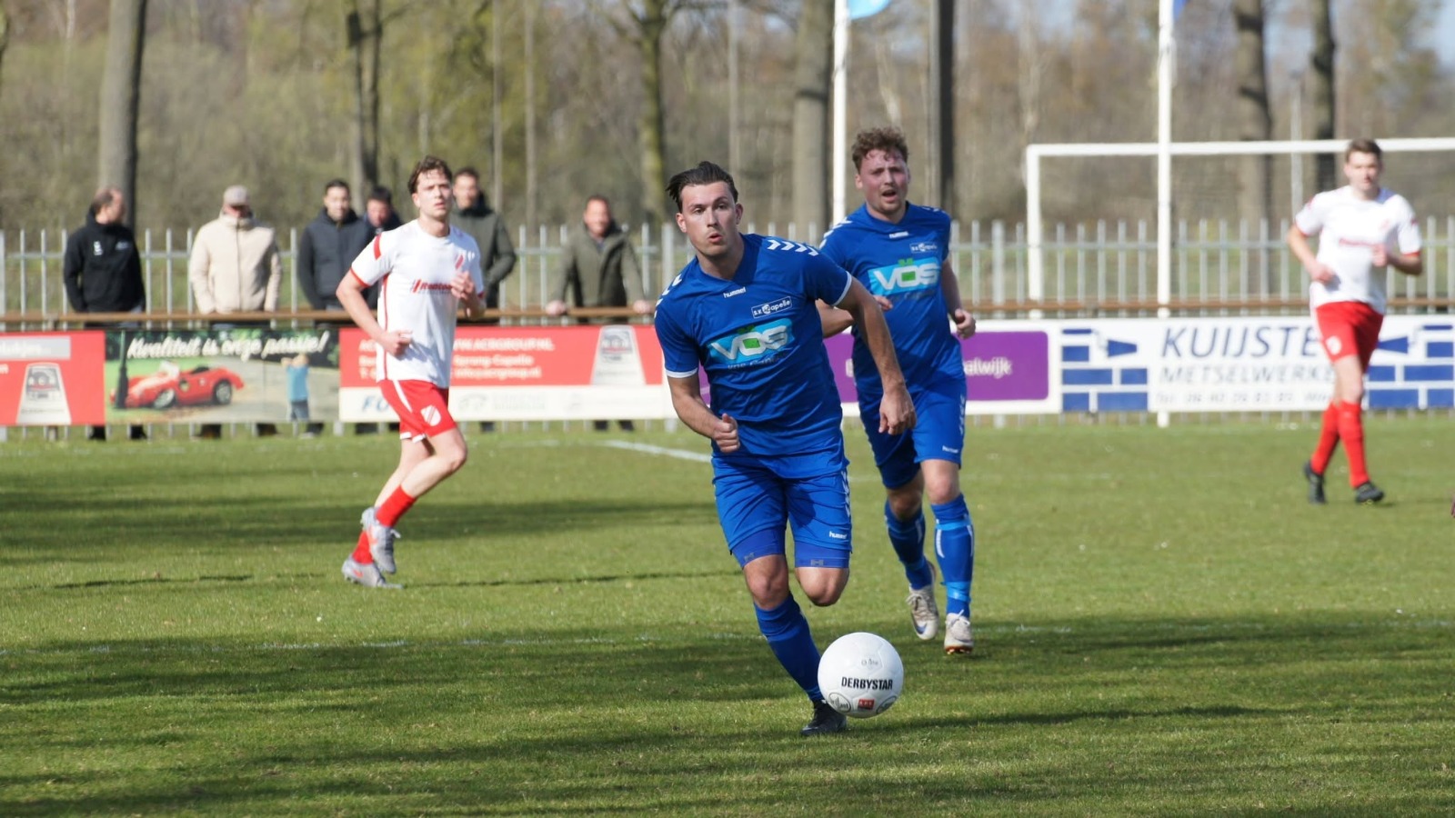 Speler van S.V. Capelle in actie